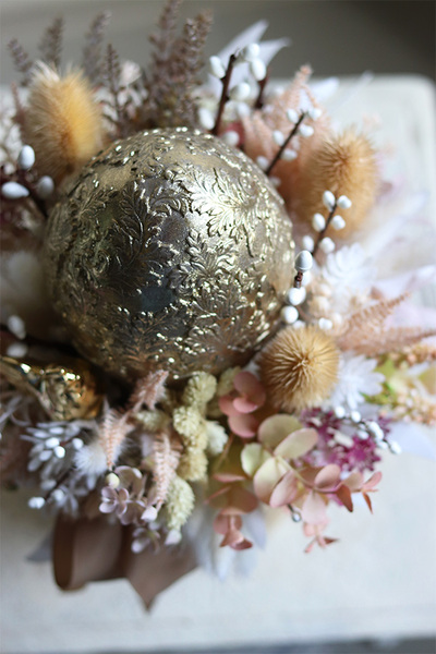 flowerbox Beige Easter, wielkanocny stroik ze złotym jajem