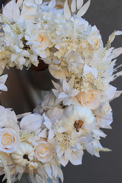 Sandy Autumn, jesienny wianek z białymi dyniami