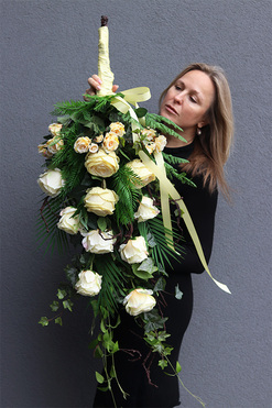 Rosalinda Roses, bukiet nagrobny do położenia, kremowy, dł.105cm 