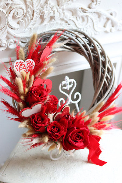 Serduszkowy, asymetryczny wianek z suszem