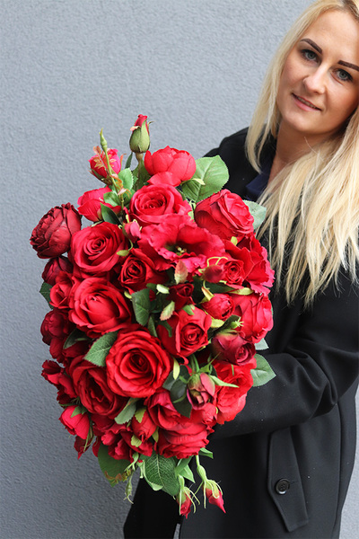 Czerwona Milena, kwiatowa kompozycja w złotym naczyniu, wym.29x42cm 