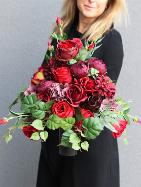 Czerwony, bukiet nagrobny we wkładzie, wys.47cm