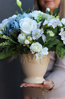 Blue Oceania, kompozycja kwiatowa w naczyniu