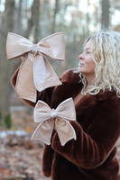 Decoratoria Beige, welurowa kokarda zawieszka	