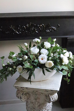 Biały Dworek, elegancka kompozycja kwiatowa, wys.41x70cm