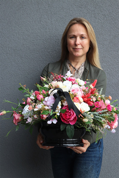 Gefrina Big, kompozycja nagrobna w misie, wym.37x57cm 