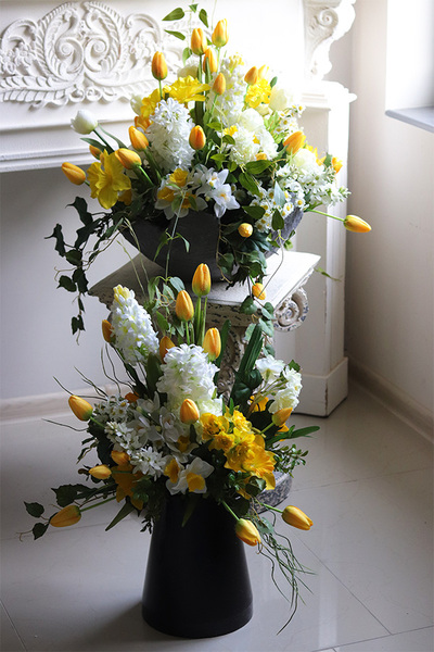 Żółta Pani Wiosna Volcan, kompozycja nagrobna w misie