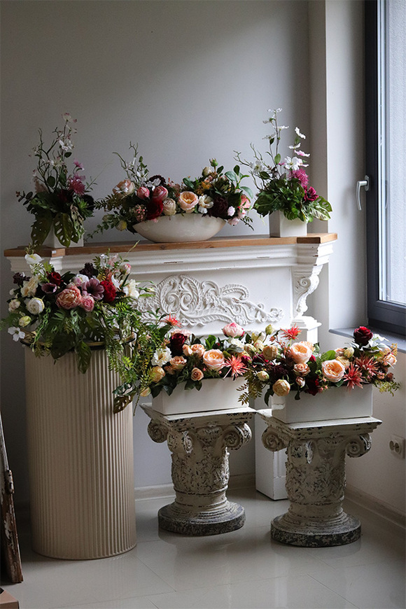 Miodowy Dom, kompozycja kwiatowa w łódce	