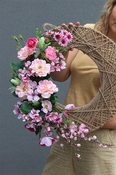 Isabella, wianek dekoracyjny z różowymi kwiatami