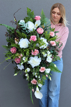 Ladia, wiązanka nagrobna z różą i peonią, dł.107cm