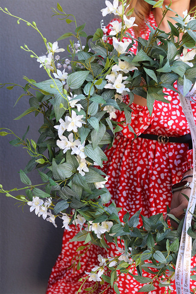 Biell, biały wianek do powieszenia na drzwi