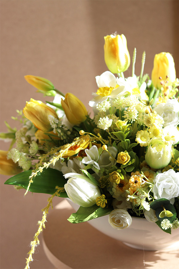 Amira Asimetrio, wiosenna dekoracja kwiatowa