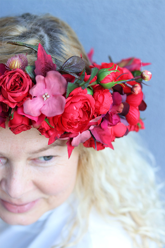 Jasmina Red, czerwony wianek na głowę ze sztucznych kwiatów	