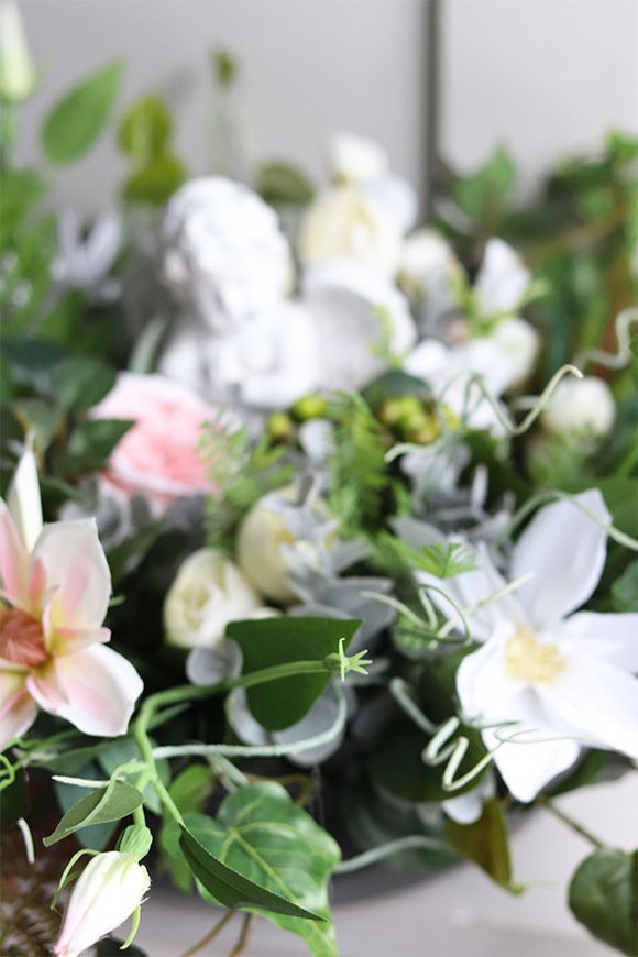 Nicoletta, dekoracja nagrobna w misie z aniołem