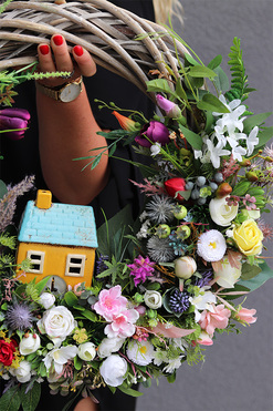 Domostwo Wiosną, dekoracyjny wianek z domkiem, rozp.50cm 