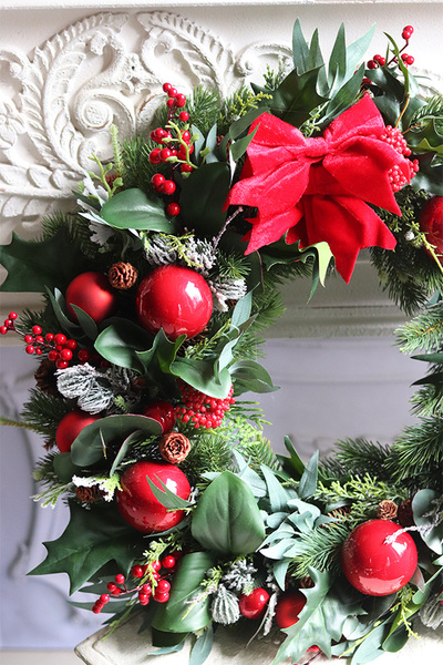 Apart Christmas Exclusive 2, świąteczny wianek z ostrokrzewem