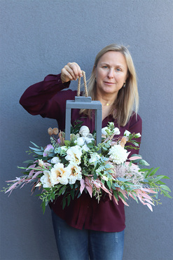 Angelo Garden Wood Pink, kompozycja nagrobna z aniołem w lampionie, wys.40cm