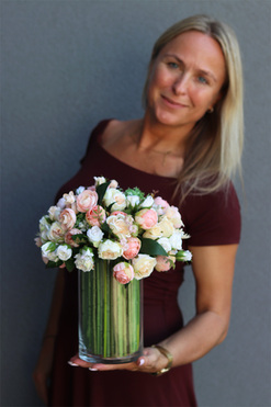 Hellissa Roses, bogaty bukiet kwiatów w szklanym wazonie, wys.30cm  