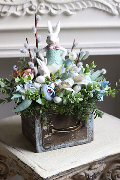 dekoracja wielkanocna w szufladzie, Zajączek Blue Boy, wym.30x33cm  