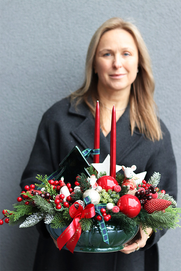 Nennina Carrington, świąteczny stroik w misie