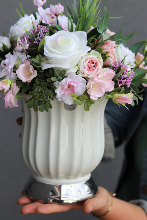 Helinata 2, kompozycja kwiatowa w białym wazonie