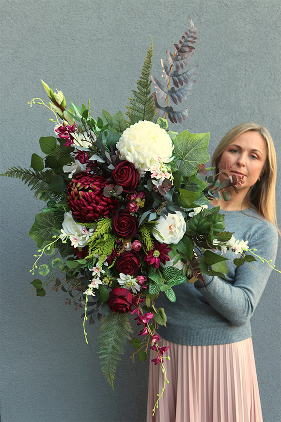 Ruberia, kompozycja nagrobna w misie z bordową chryzantemą