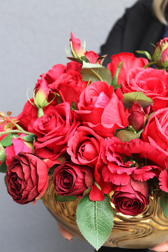 Czerwona Milena, kwiatowa kompozycja w złotym naczyniu, wym.29x42cm 