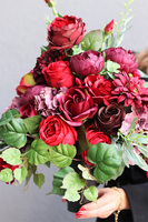 Czerwony, bukiet nagrobny we wkładzie, wys.47cm