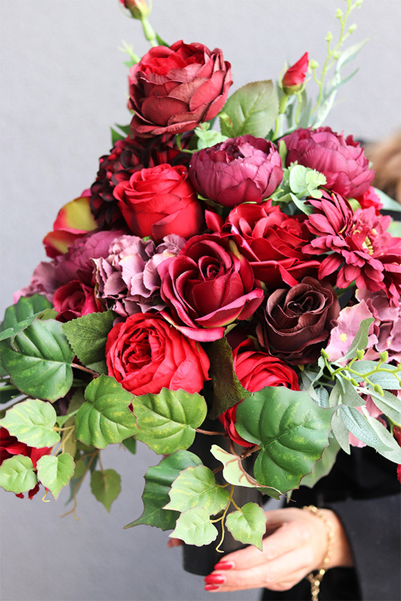 Czerwony, bukiet nagrobny we wkładzie, wys.47cm