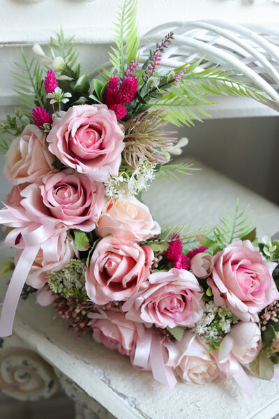 Sally Roses, asymetryczny wianek na drzwi