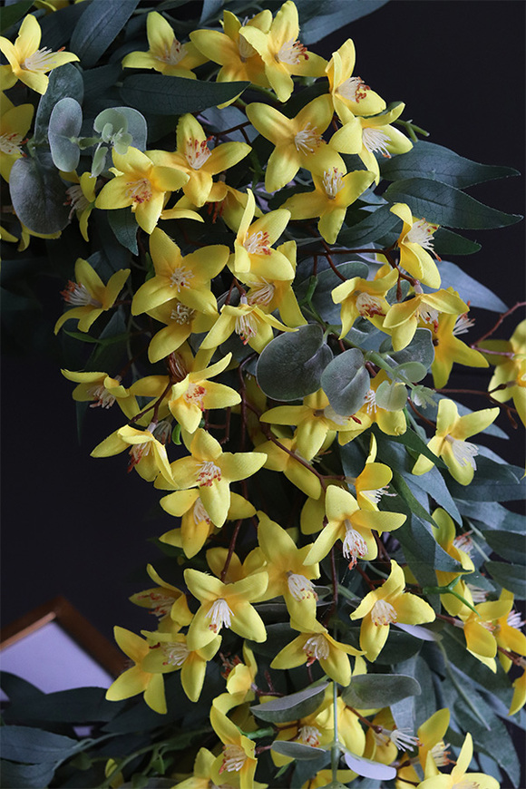 Forsycje, wiosenny wianek kwiatowy