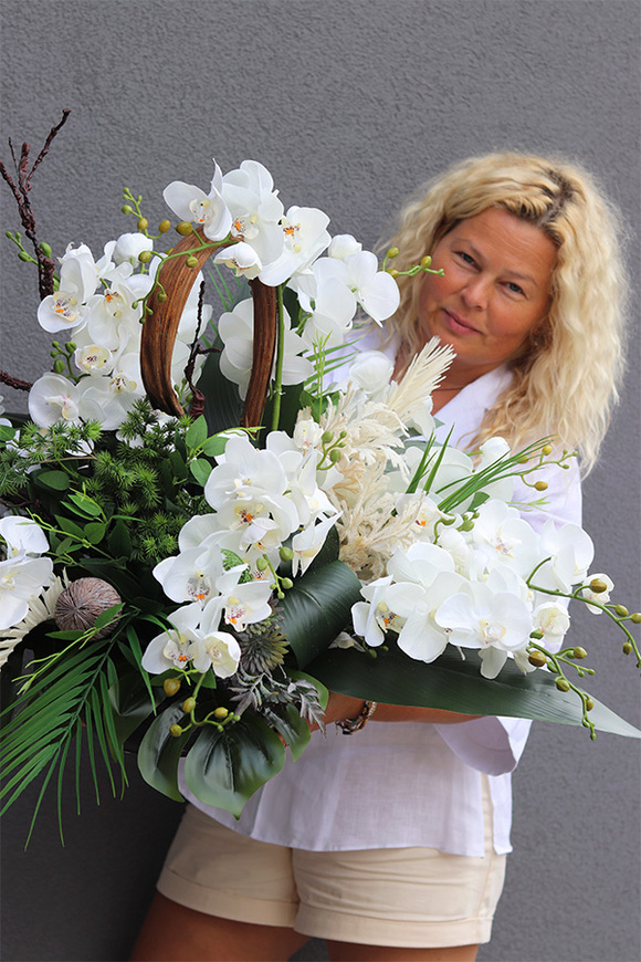 White Orchidera, kompozycja nagrobna w misie