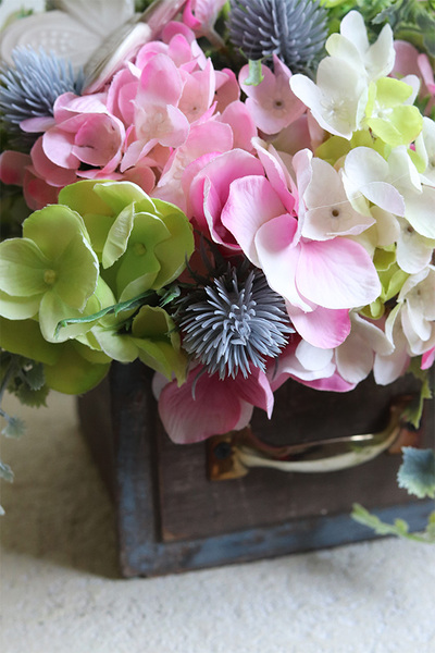 Pink Flowers, kompozycja kwiatowa w drewnianej szufladzie, wym.23x23cm 