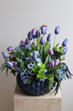 Niebieskava, wiosenna kompozycja z tulipanami, wym.45x40cm