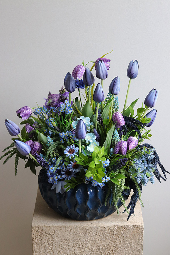 Niebieskava, wiosenna kompozycja z tulipanami