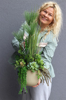 Greenis, kompozycja z trawami w złotej donicy