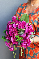 Fuksja Dekoria, kompozycja z orchideą w czarnej misie