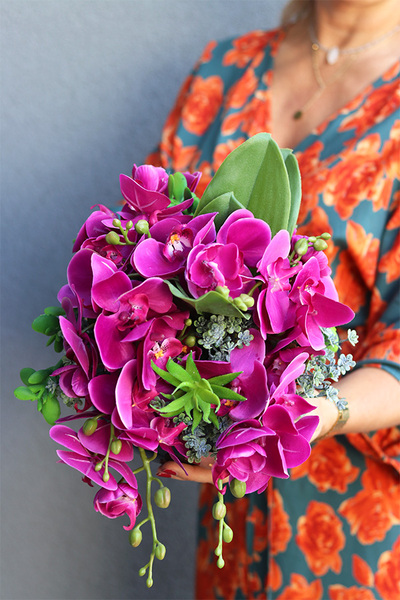 Fuksja Dekoria, kompozycja z orchideą w czarnej misie