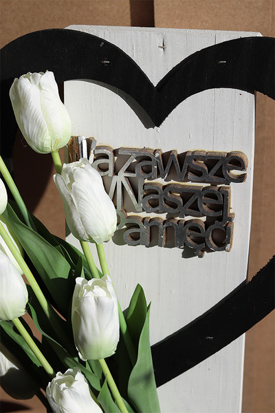 Serce z Tulipanem, kompozycja nagrobna z tulipanami