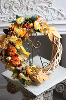 Dyniowy, asymetryczny jesienny wianek z dyniami