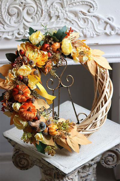 Dyniowy, asymetryczny jesienny wianek z dyniami