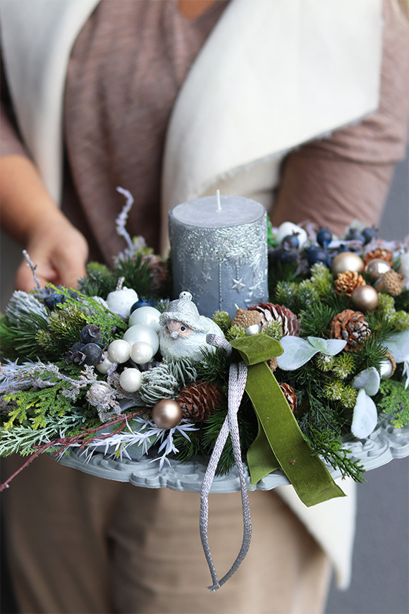 Srebrna Kraina, stroik ze świecą na talerzu