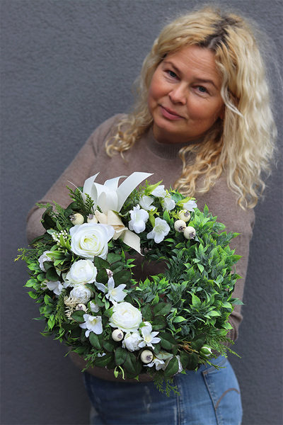 White Flowers, biały wieniec nagrobny	