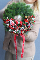 Konik na Biegunach, świąteczny wianek z asymetryczną dekoracją