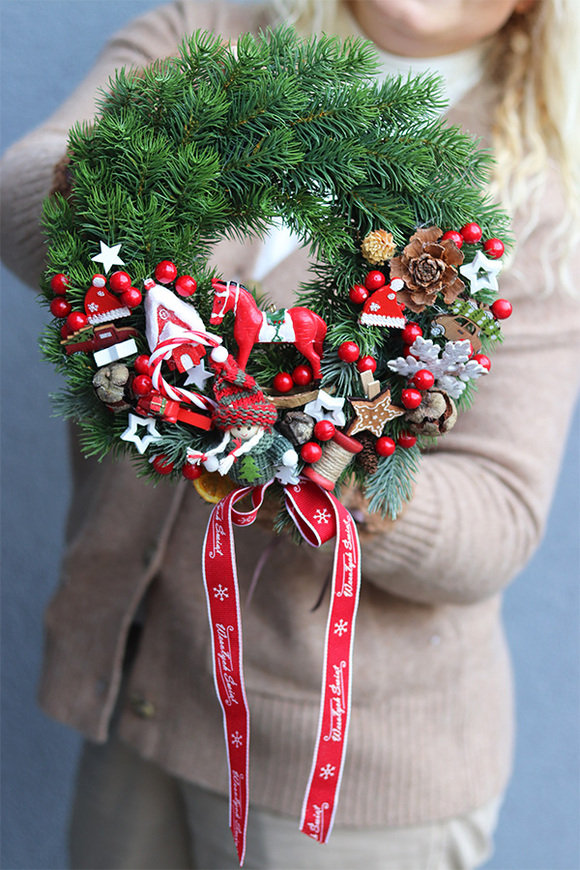 Konik na Biegunach, świąteczny wianek z asymetryczną dekoracją