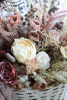 Boho Romance 2, kompozycja kwiatowa w koszu