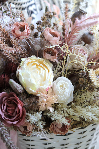 Boho Romance 2, kompozycja kwiatowa w koszu