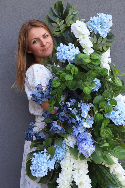 Belledia Premiosa, girlanda z białymi i niebieskimi kwiatami