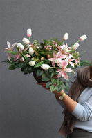 Gloria, wiosenna dekoracja nagrobna z tulipanami