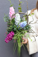 Hiacyntowo, wiosenny bukiet nagrobny we wkładzie